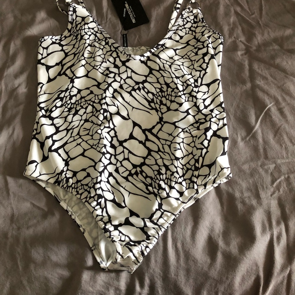 One piece - Picture 2 of 3